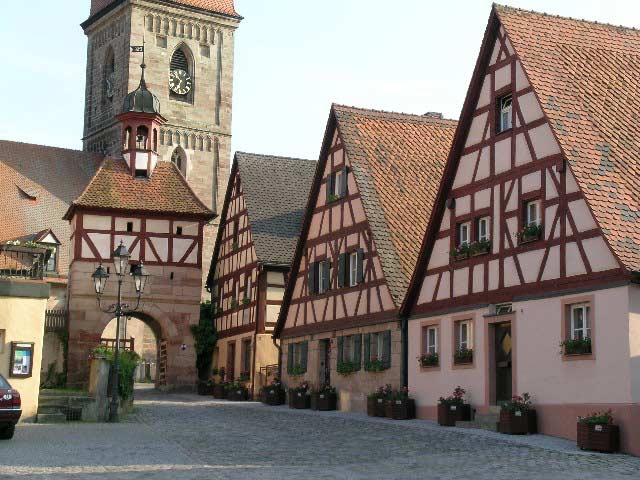 Glockenturm und Fachwerkh�user am Markt