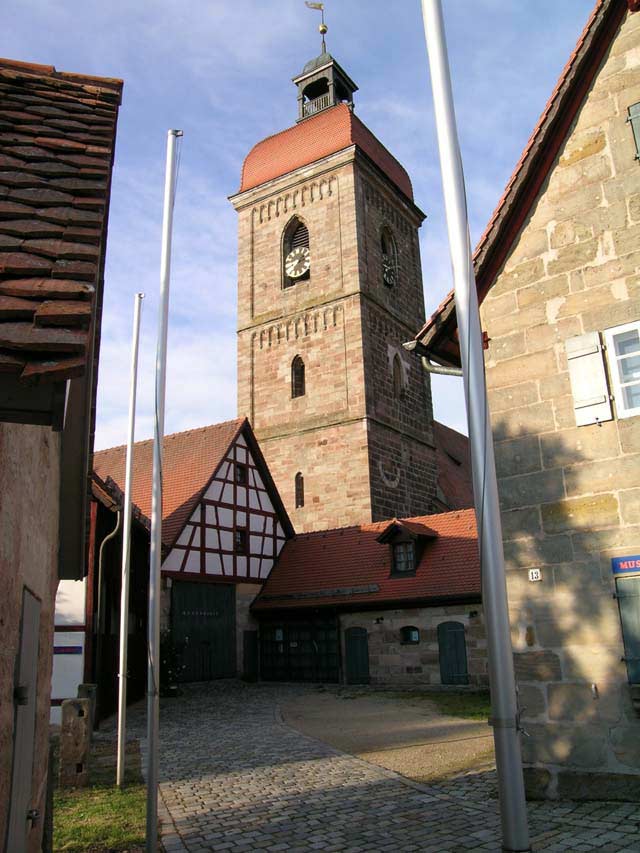 Museumshof und Kirchturm
