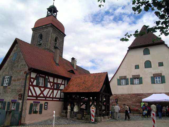 Brunnenhaus, ehem. Schule und Kirchturm