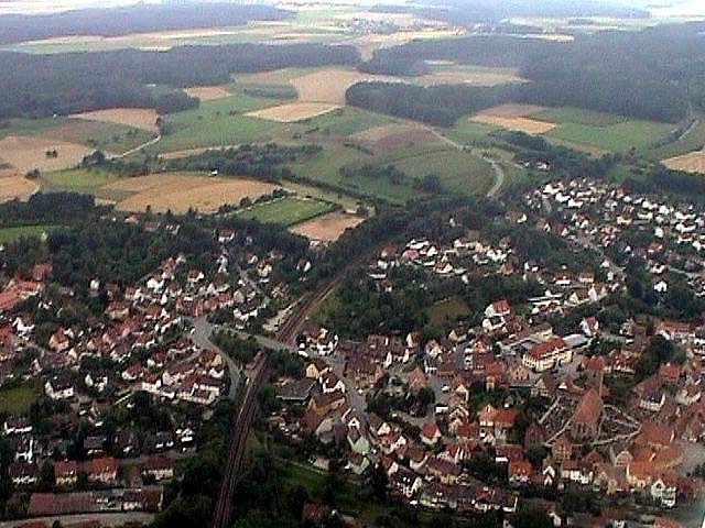 Blick auf Kernort und Wegbr�cke